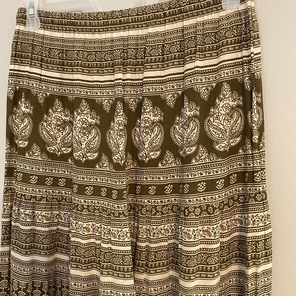Westport Long Boho Olive & Cream Skirt
Lightweight Flowing Size Small EUC - Picture 5 of 7